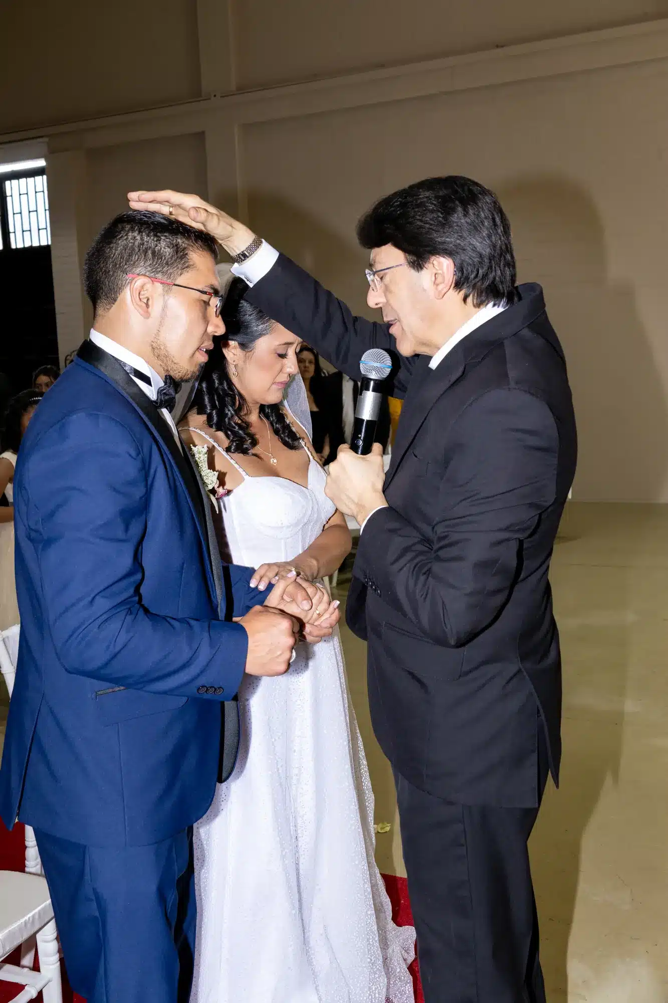 Bendición de los novios durante la ceremonia