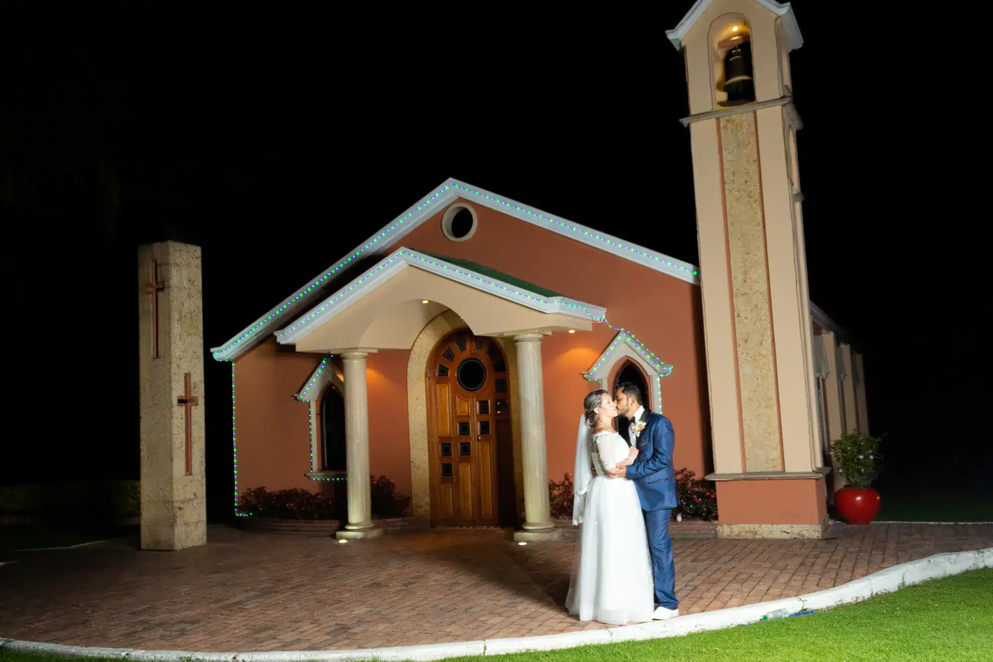 Boda en una capilla iluminada de noche