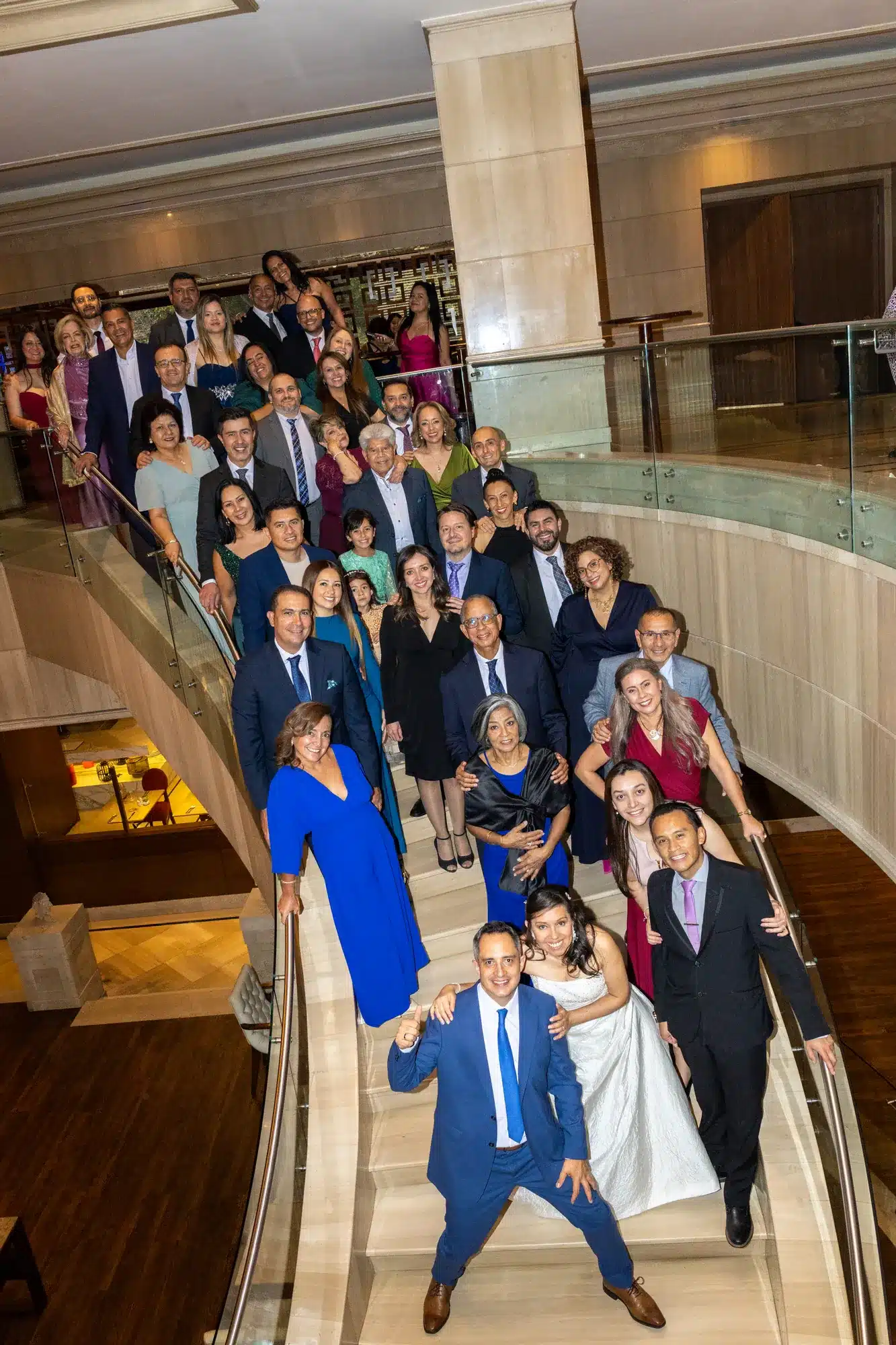Foto grupal de invitados en una escalera desde arriba