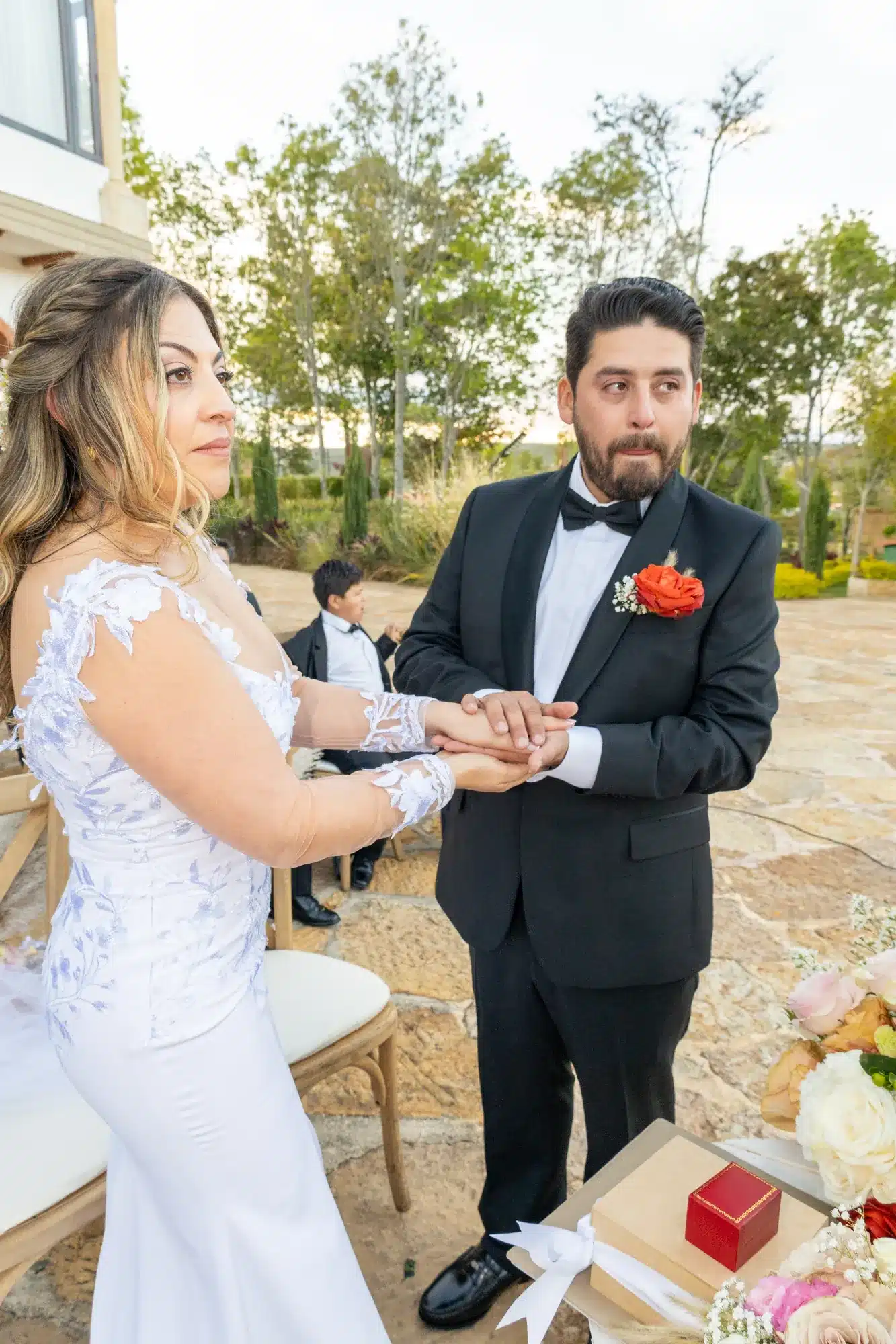 Intercambio de anillos en ceremonia al aire libre