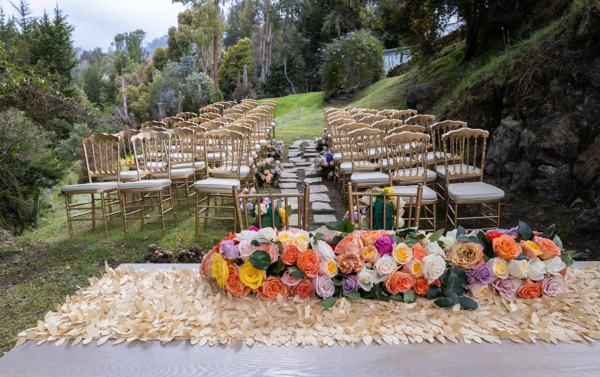Montaje de ceremonia al aire libre con flores