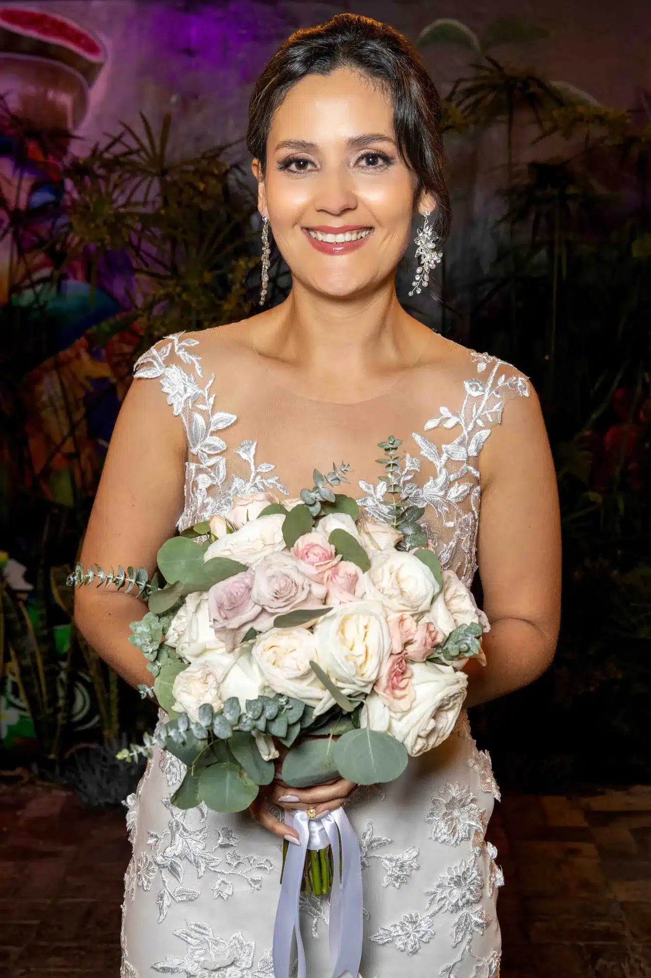Novia con ramo de flores rosadas de noche