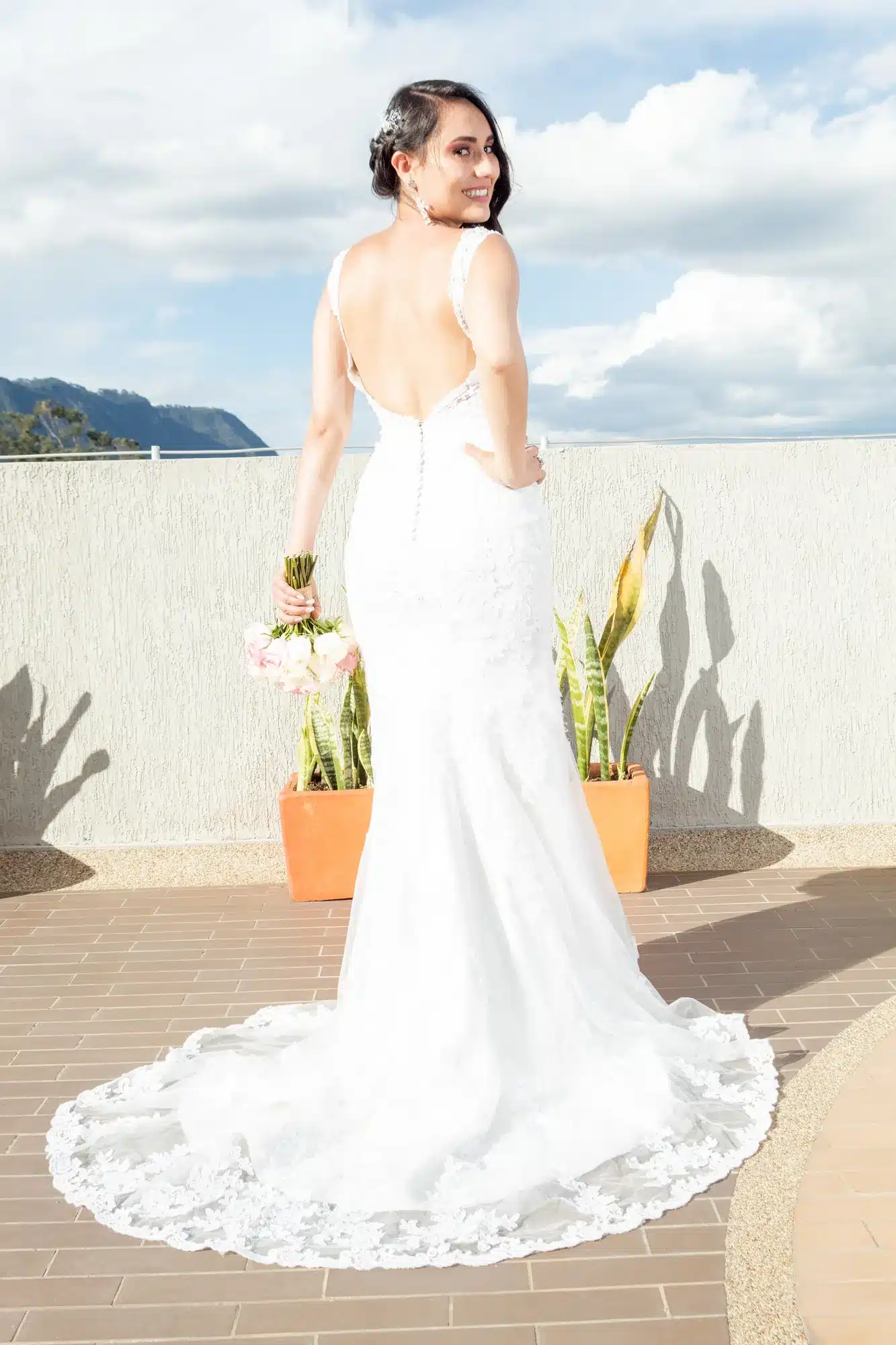 Novia de espaldas con vestido de encaje