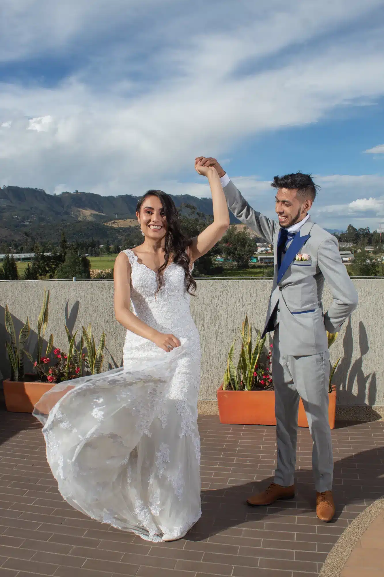 Novia girando con el vestido en una terraza