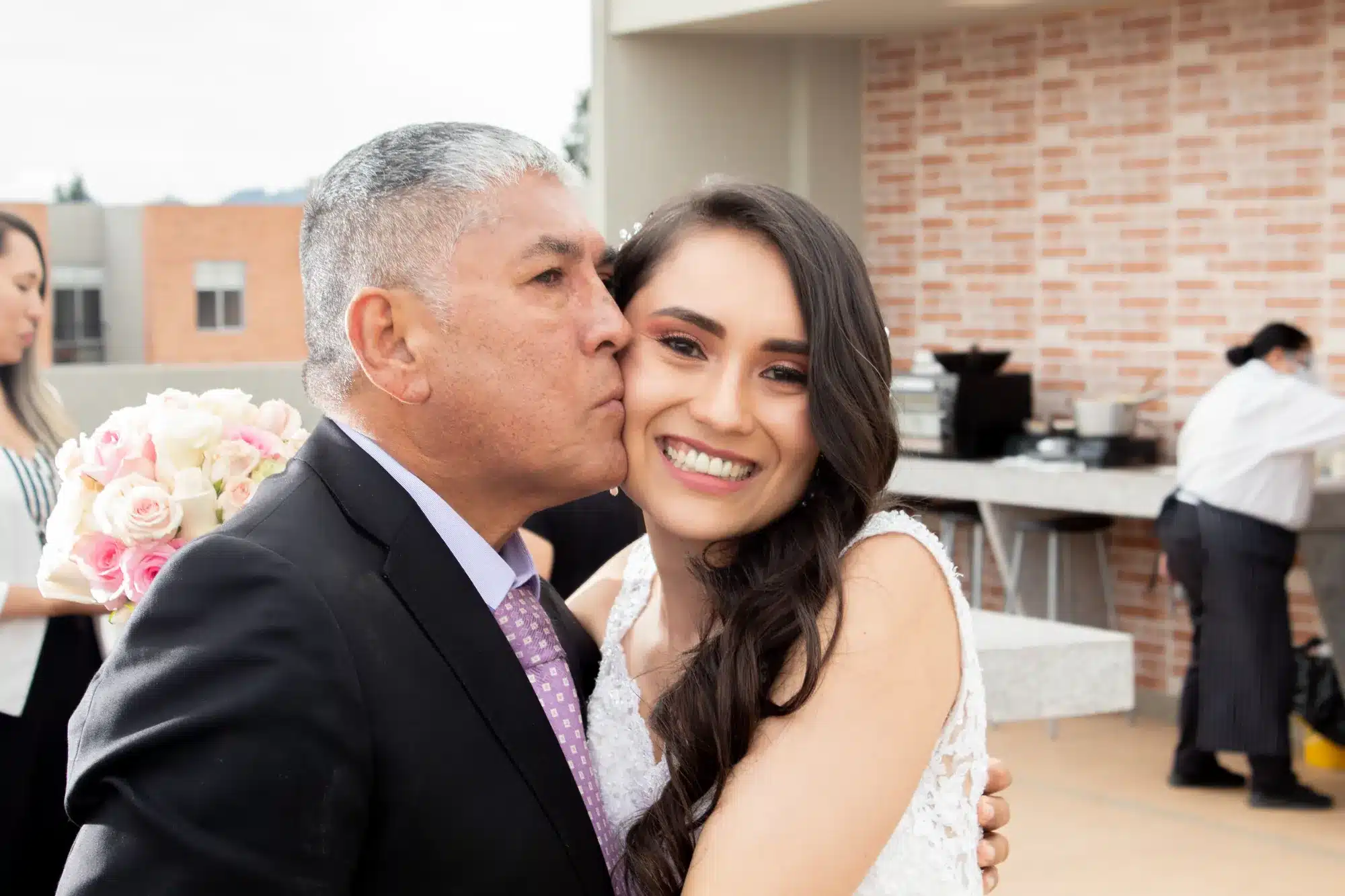 Novia recibiendo un beso de su padre