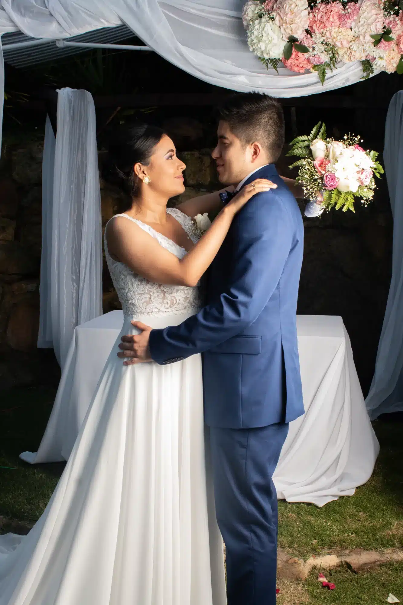 Novios bailando bajo una carpa de noche