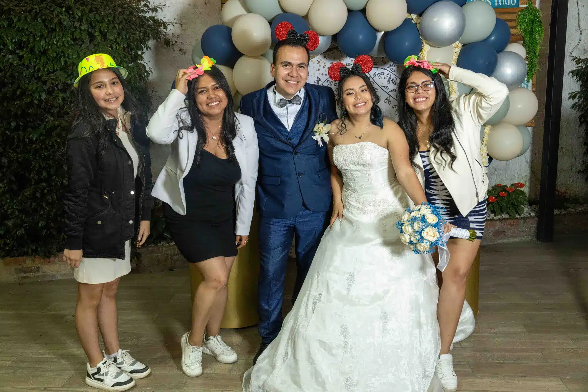 Novios con sus amigos en la fiesta