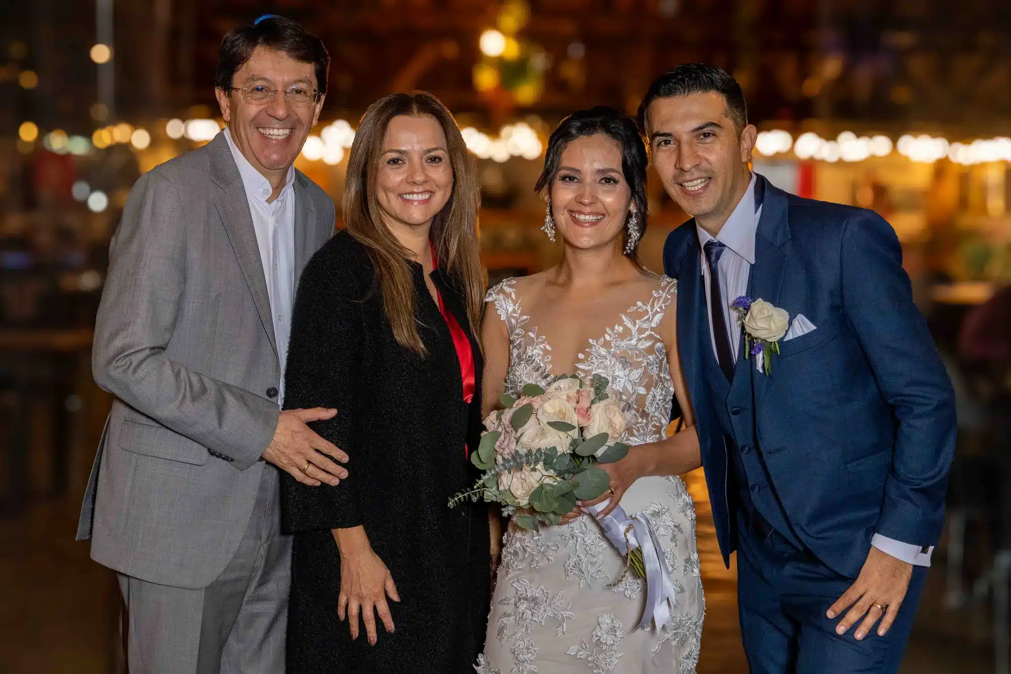 Novios con sus familiares en la recepción nocturna