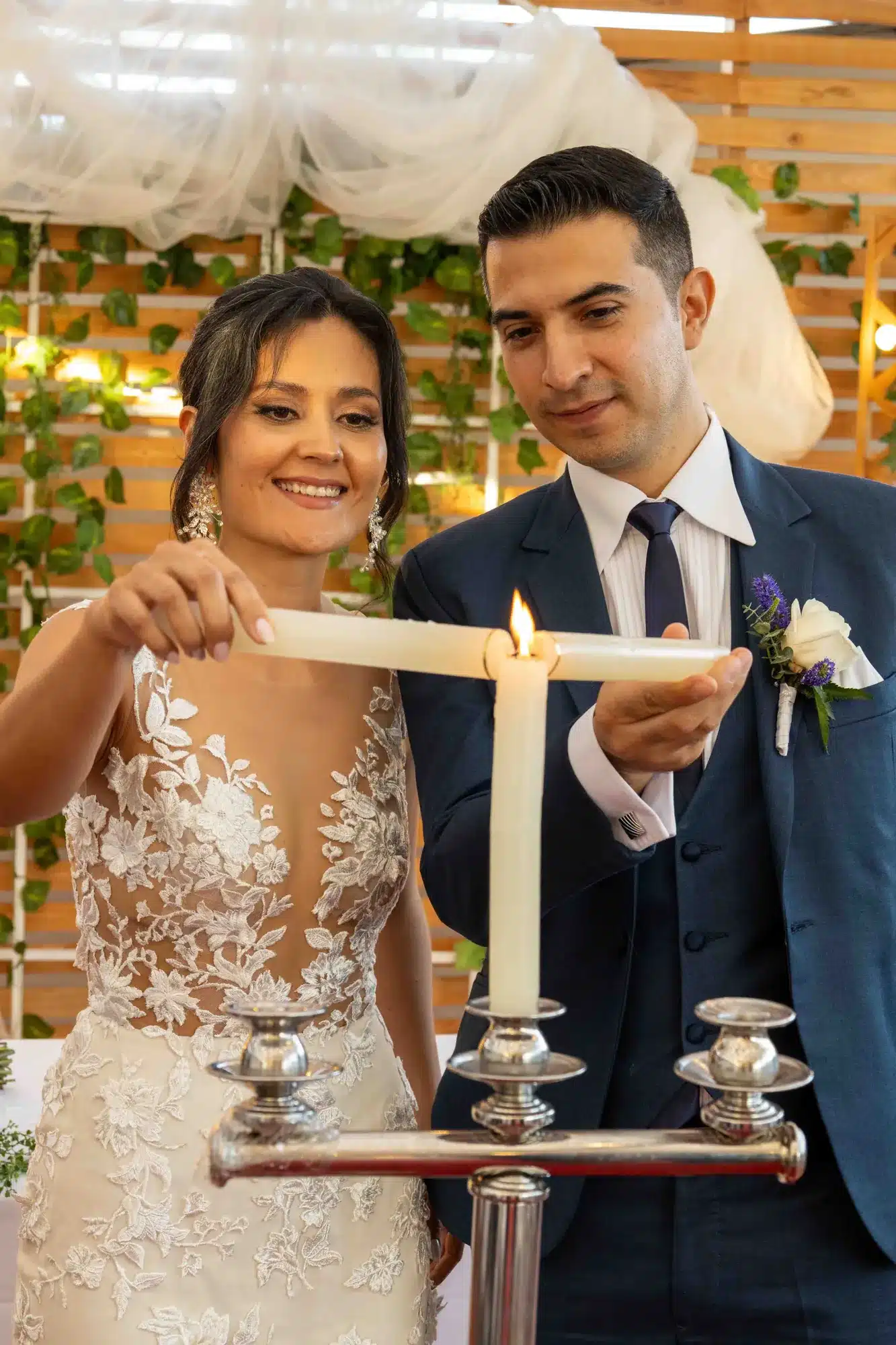 Novios encendiendo velas en la ceremonia de unidad