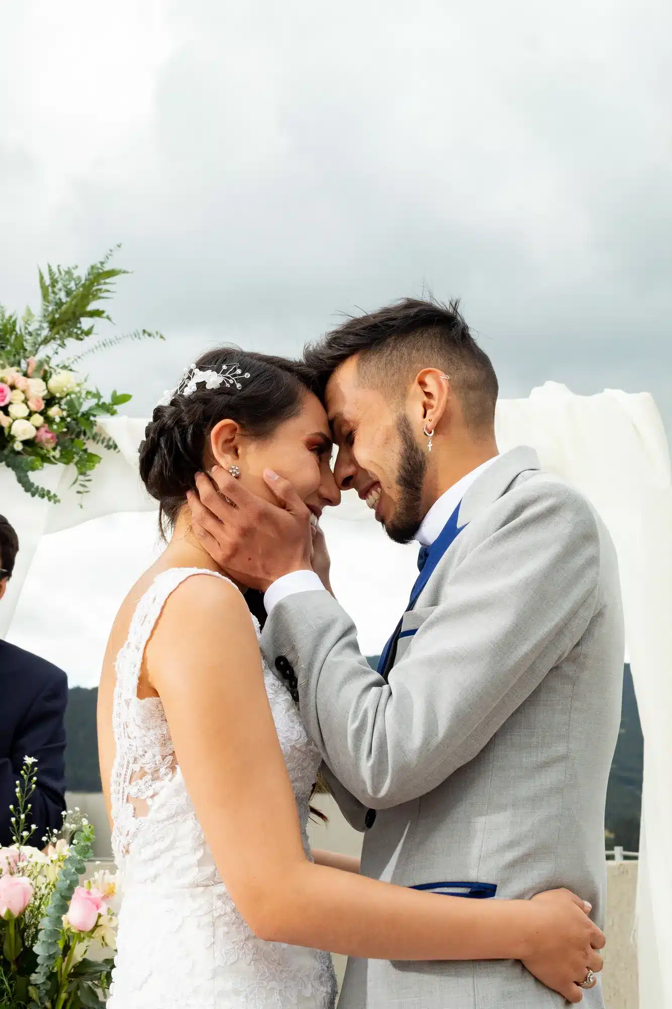 Novios frente con frente en una terraza con montañas