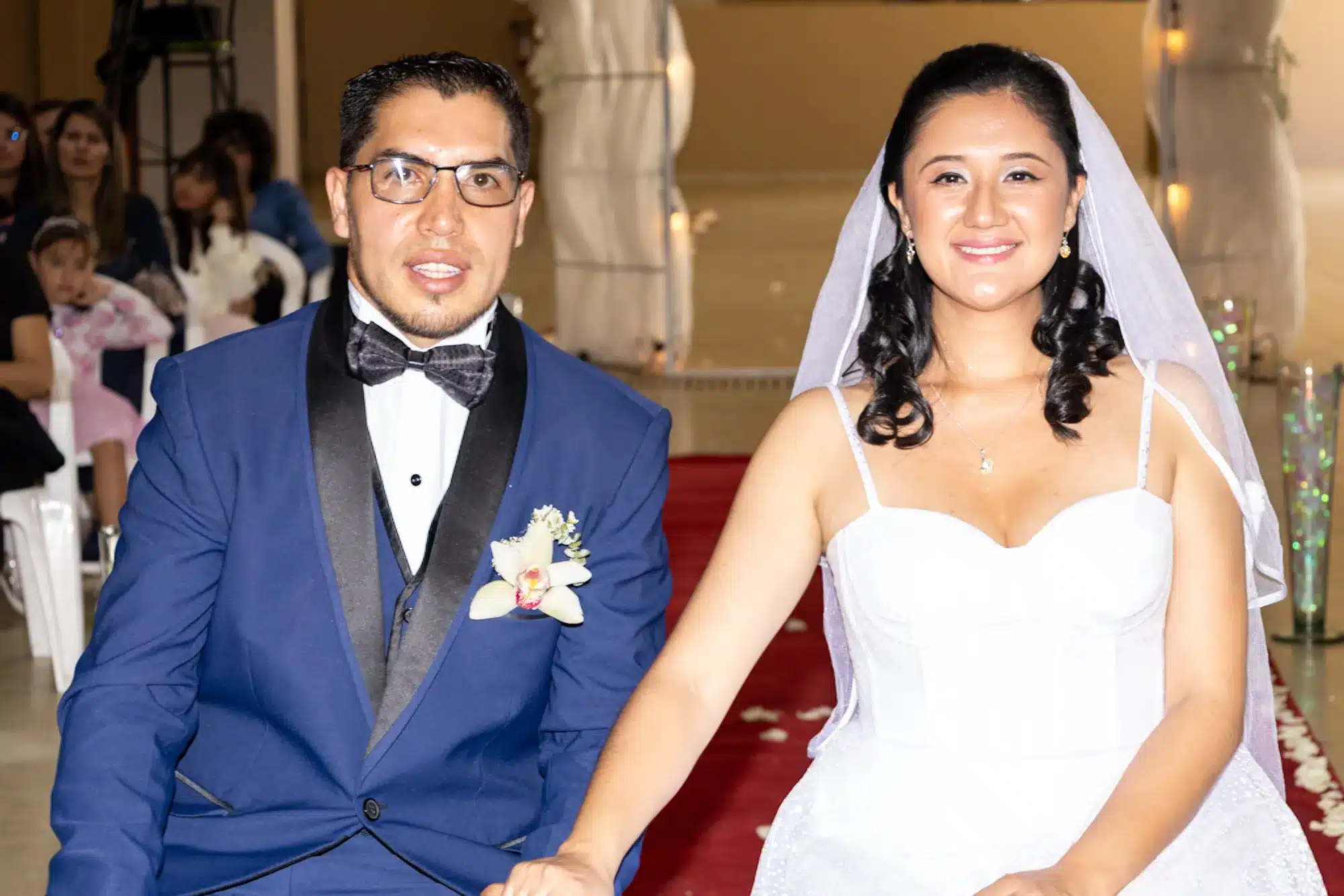 Novios sonriendo en la ceremonia civil