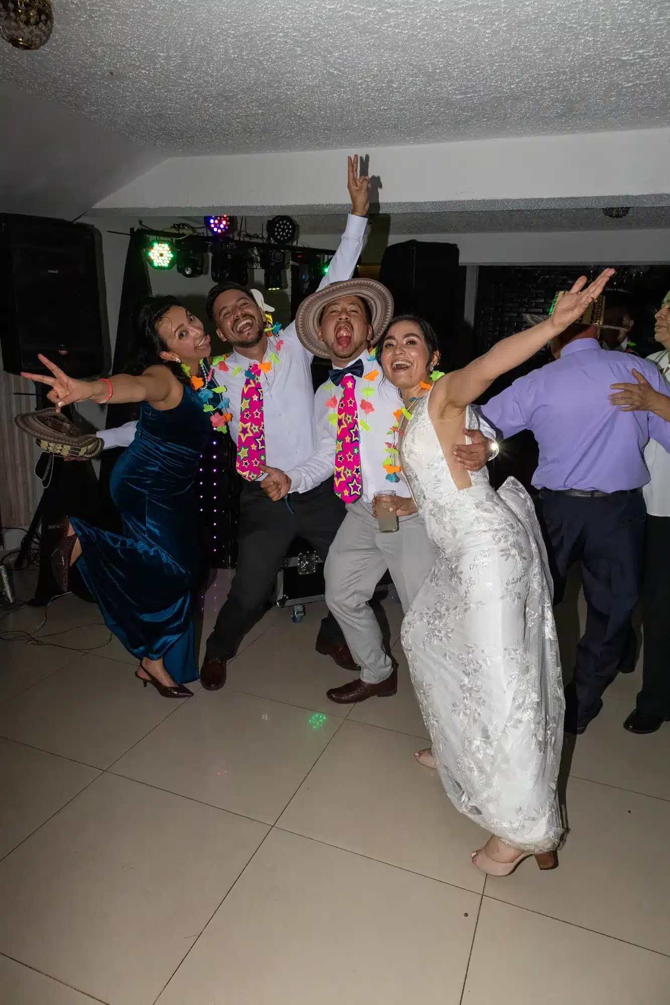 Novios y amigos bailando en la fiesta