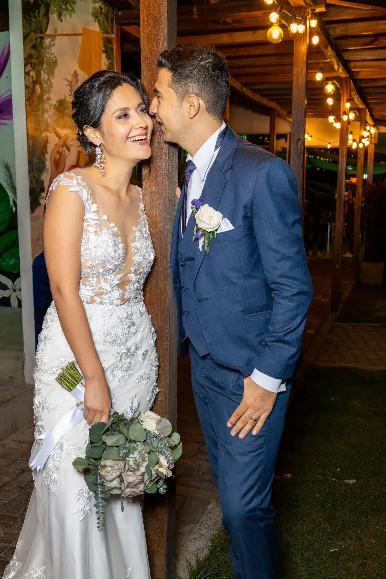 Pareja de novios en una terraza iluminada de noche