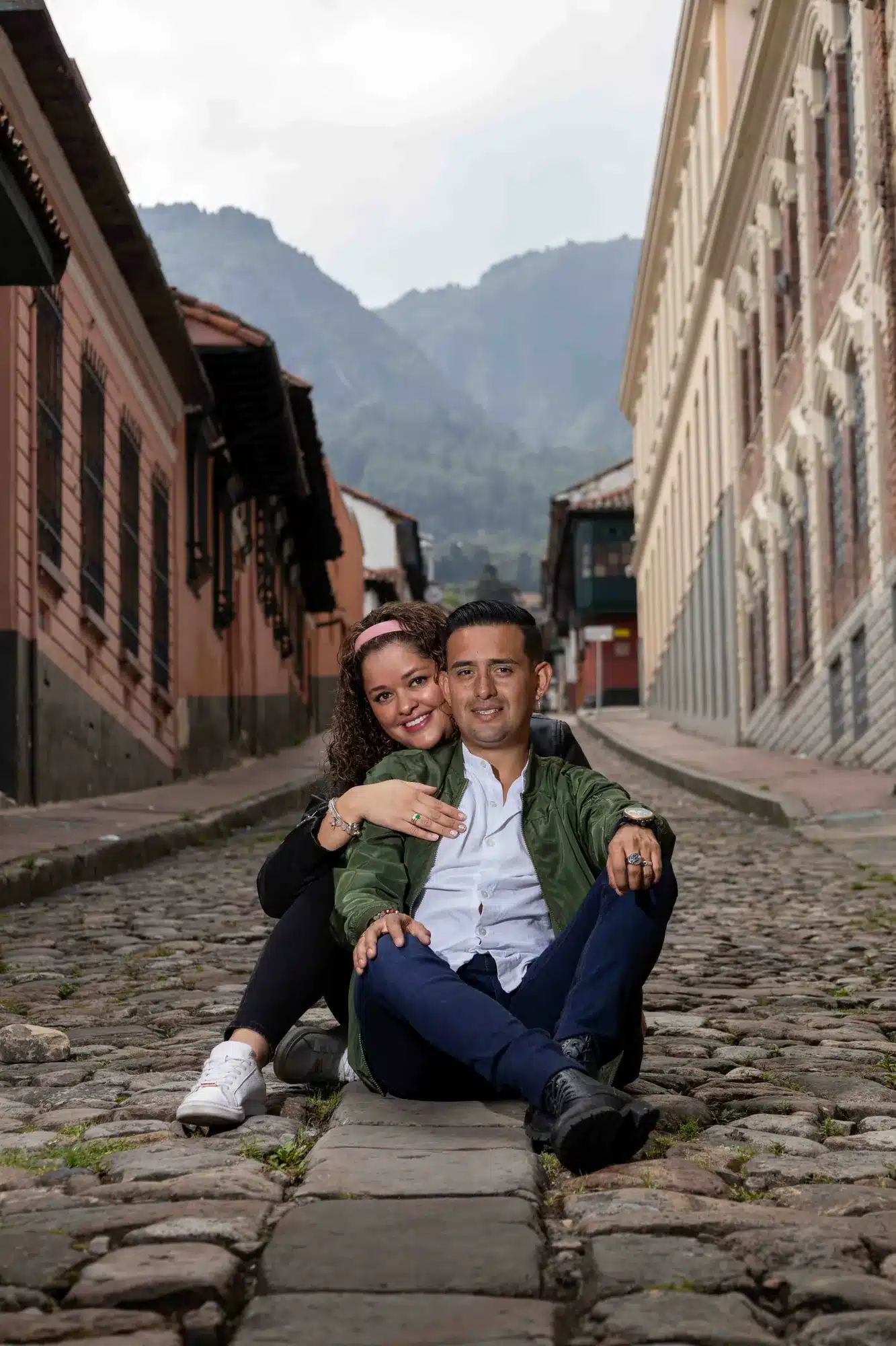 Pareja sentada en una calle empedrada de La Candelaria