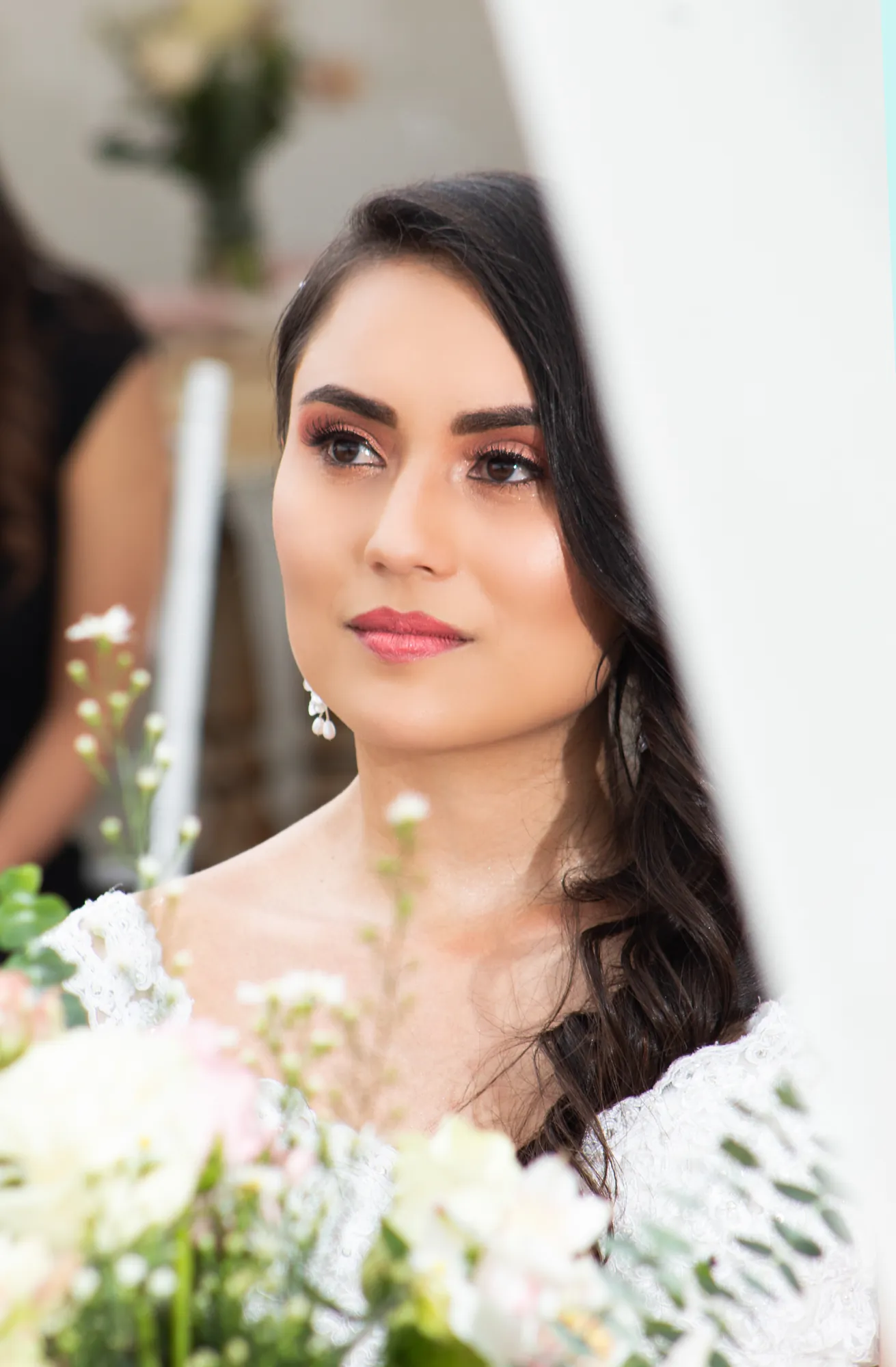Retrato de la novia con ramo de flores