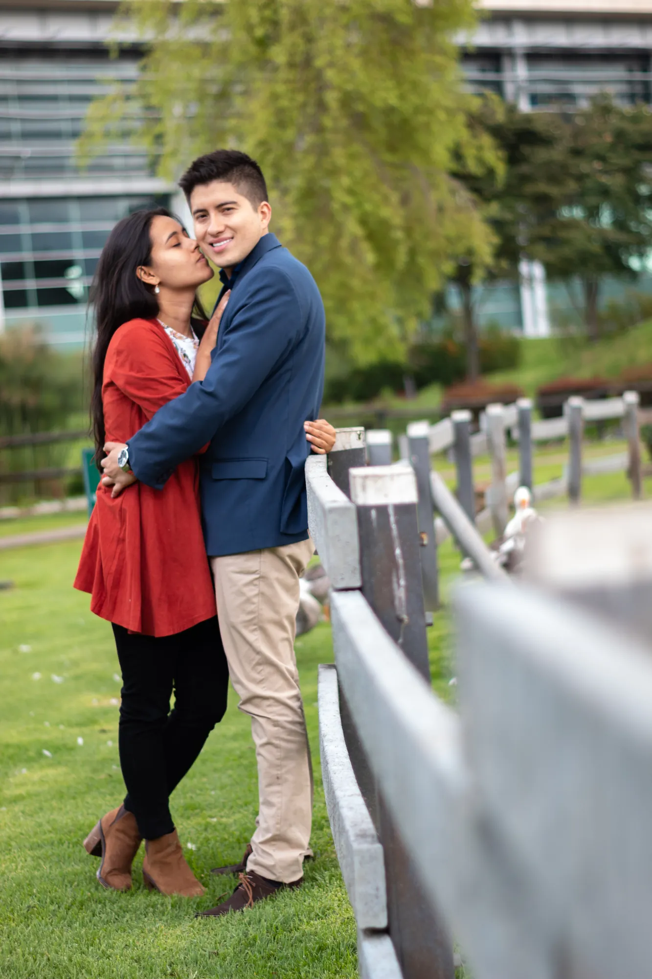 Sesión preboda de una pareja en un campo