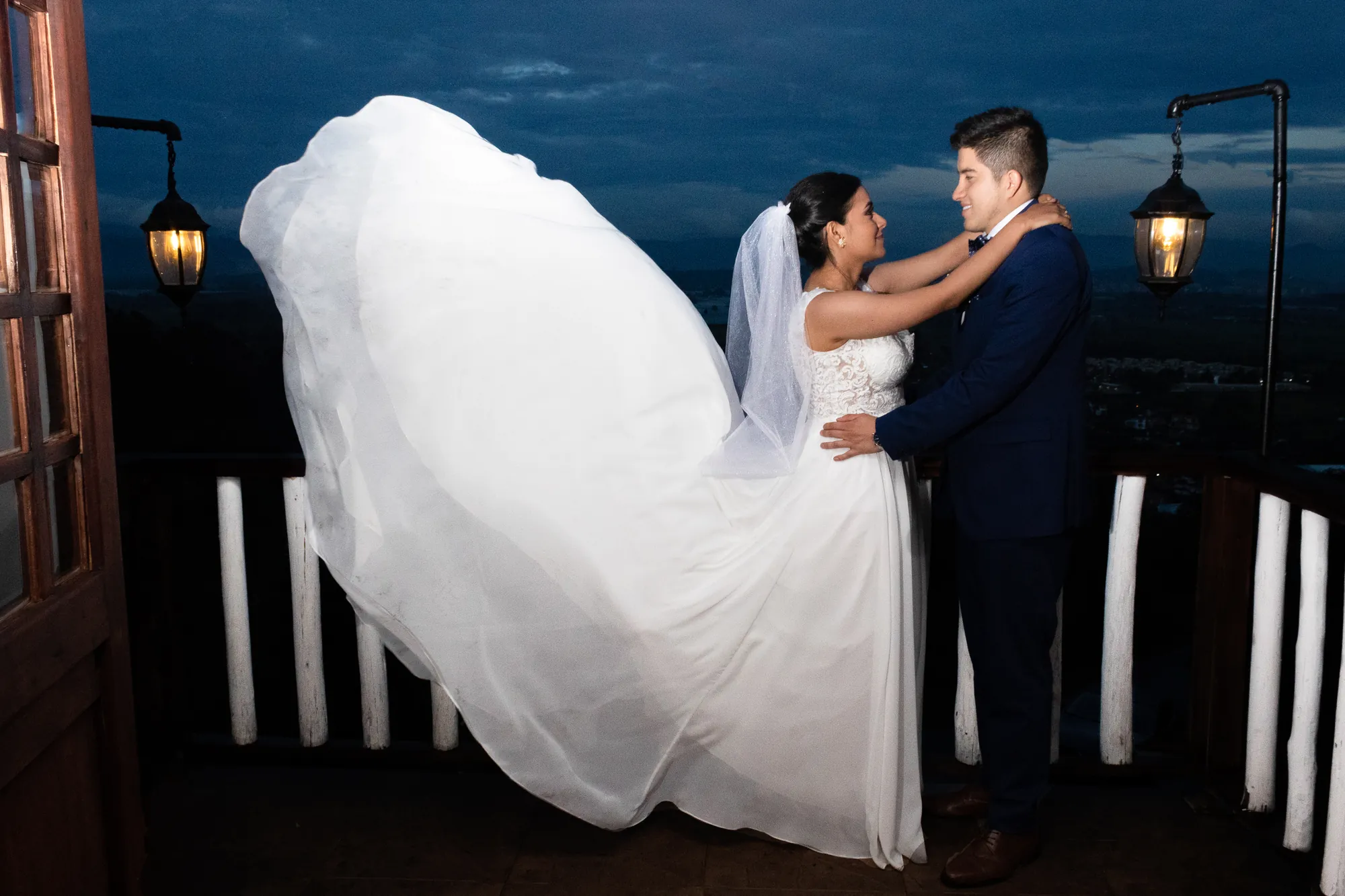 Velo de la novia al viento en un mirador