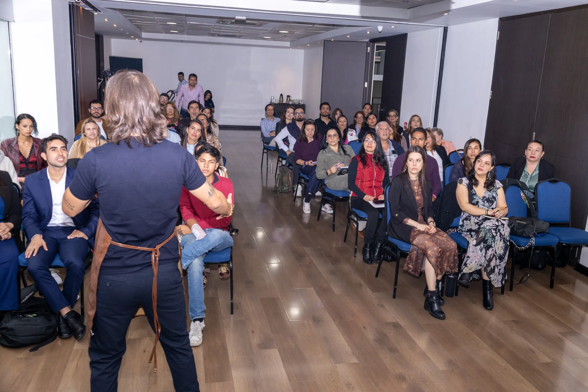 Conferencista ante un auditorio en un evento de empresa