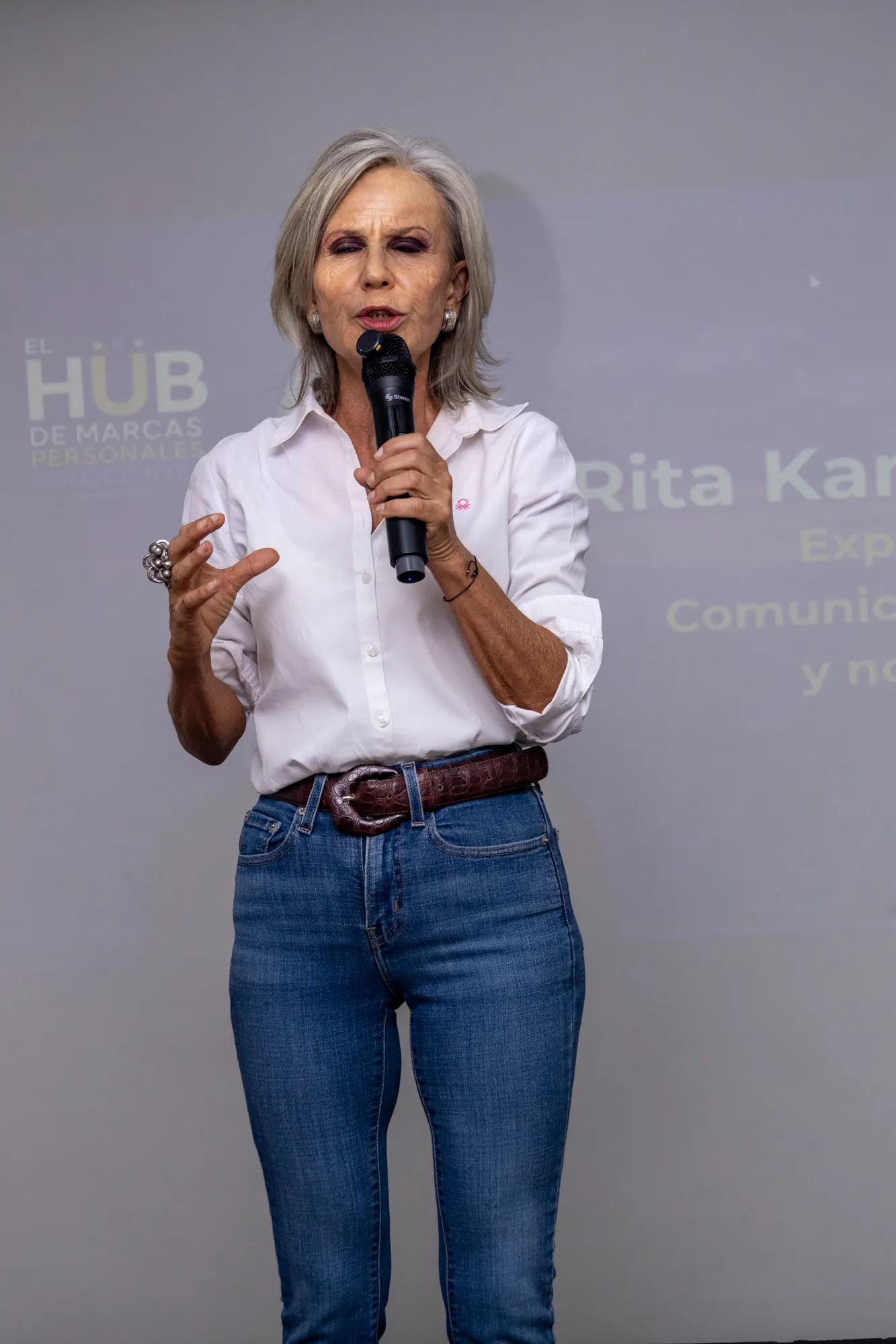 Conferencista con micrófono en un evento de empresa