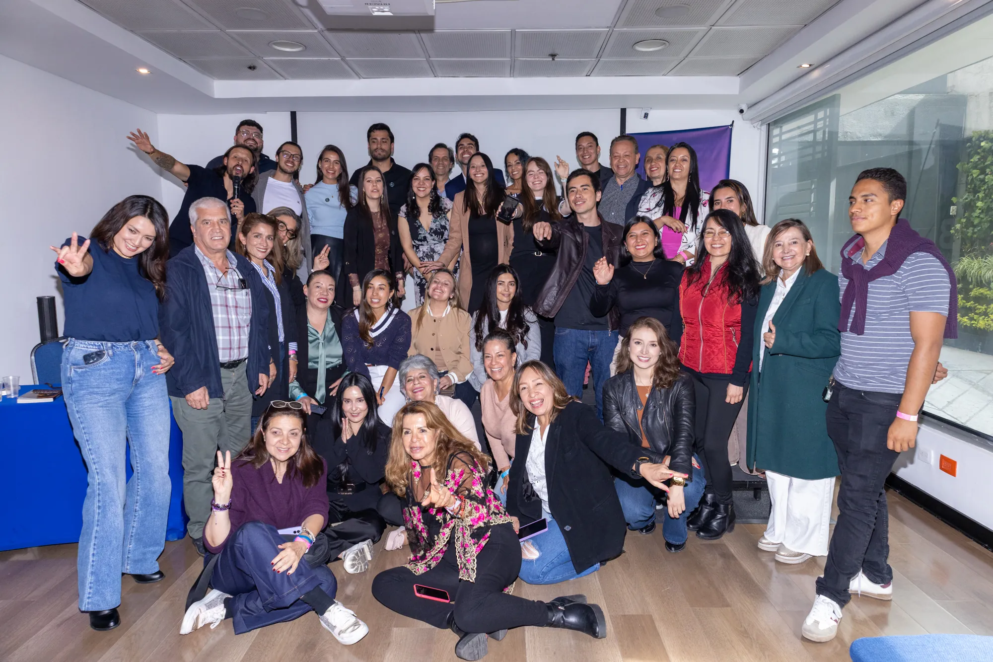 Foto de grupo de asistentes a un evento corporativo