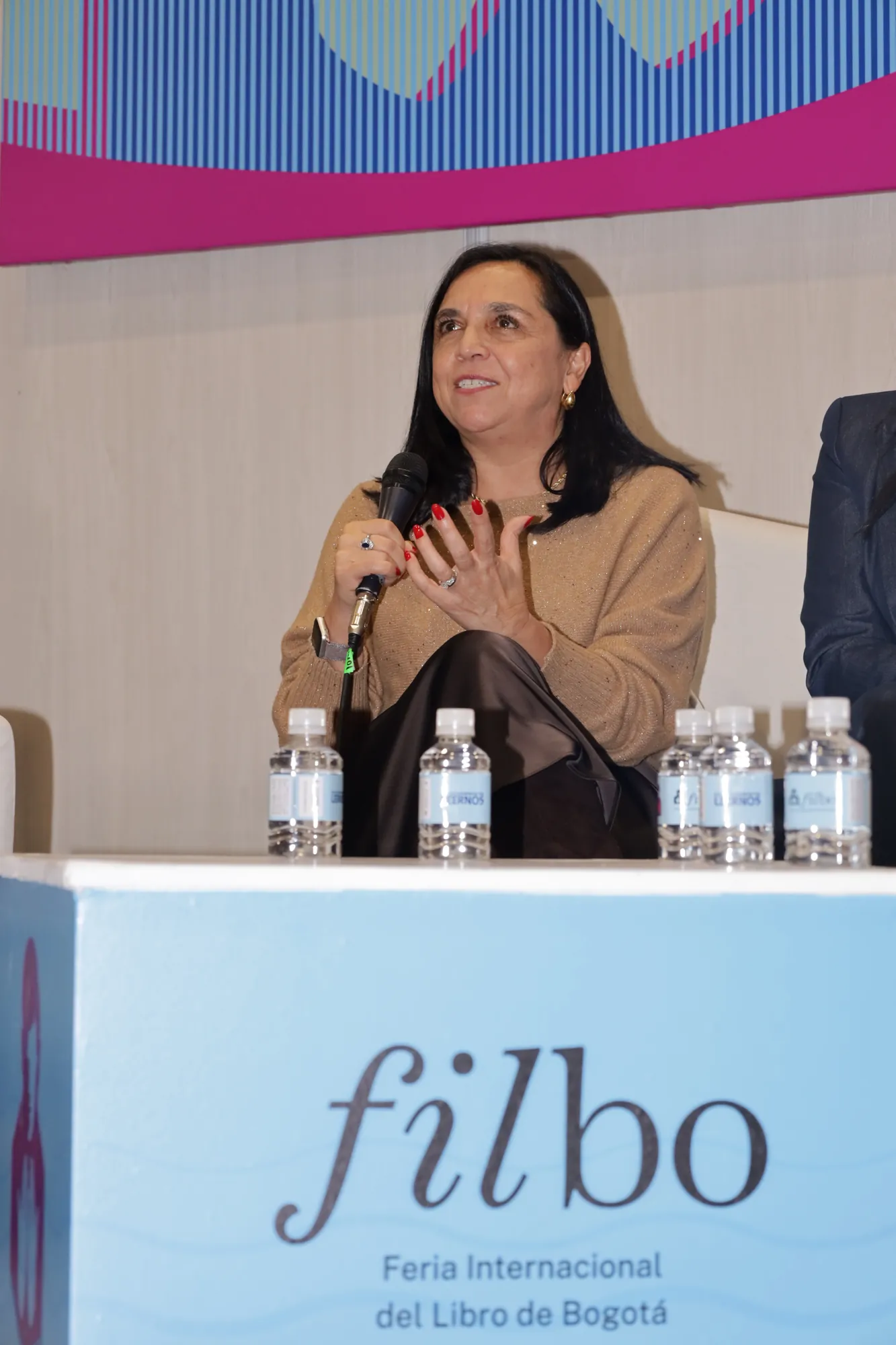 Panelista con micrófono en una feria del libro
