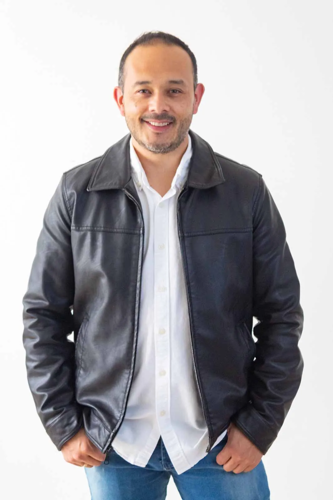 Retrato corporativo de hombre con chaqueta de cuero