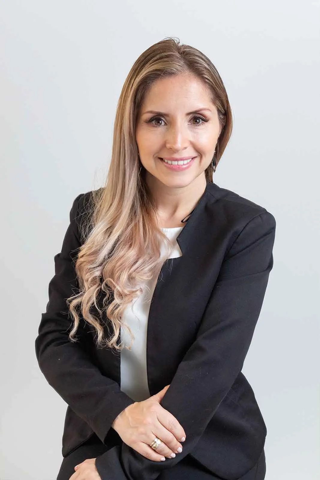 Retrato corporativo de mujer sonriendo con blazer