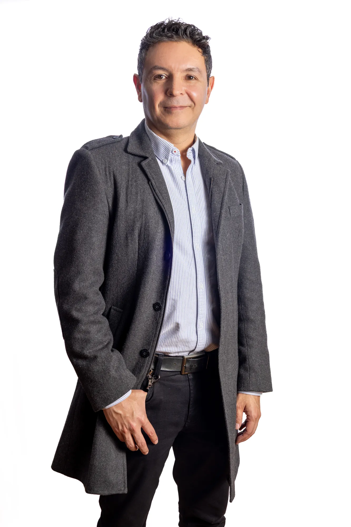 Retrato de ejecutivo de pie con abrigo