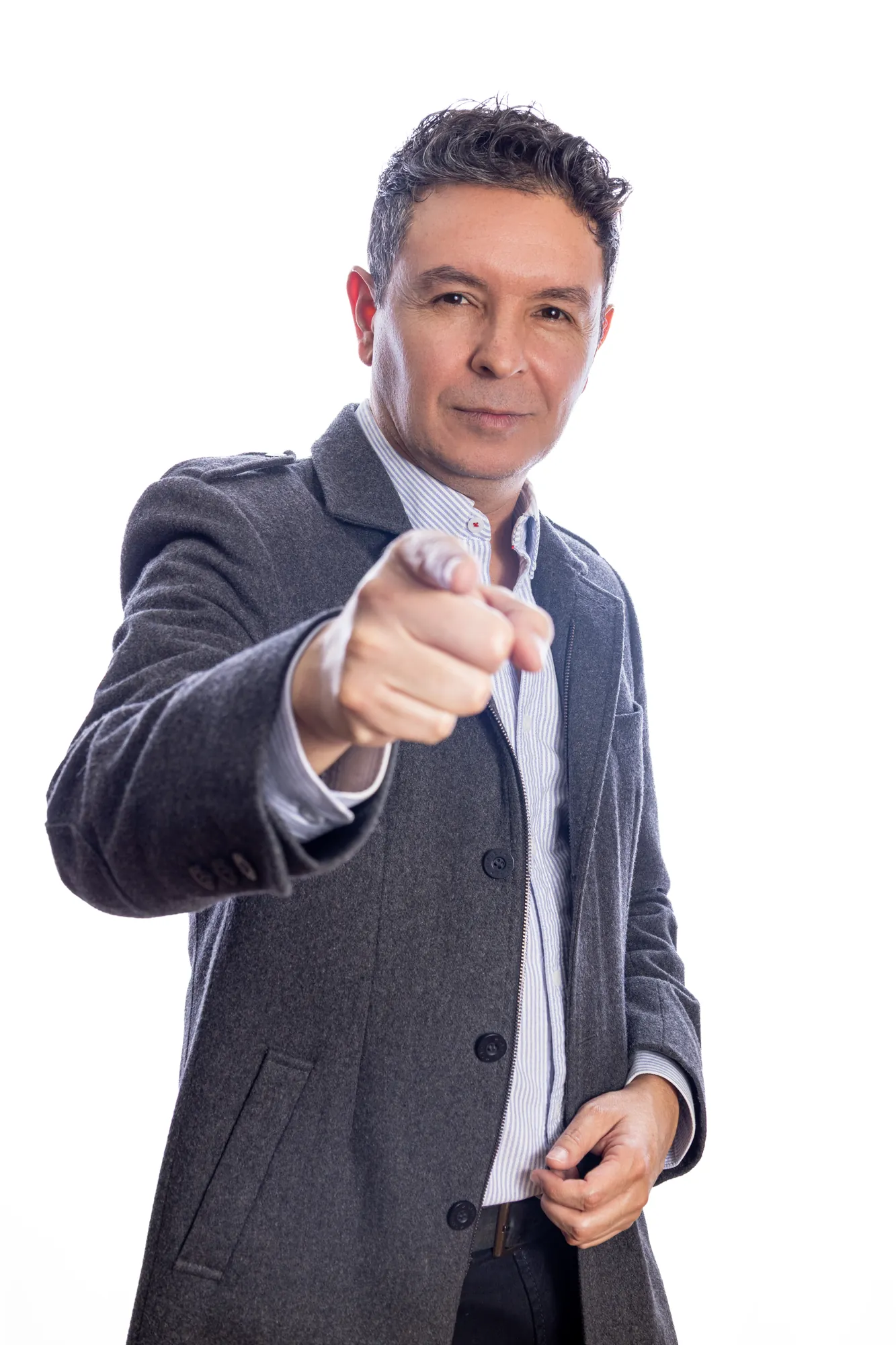 Retrato de ejecutivo señalando a cámara