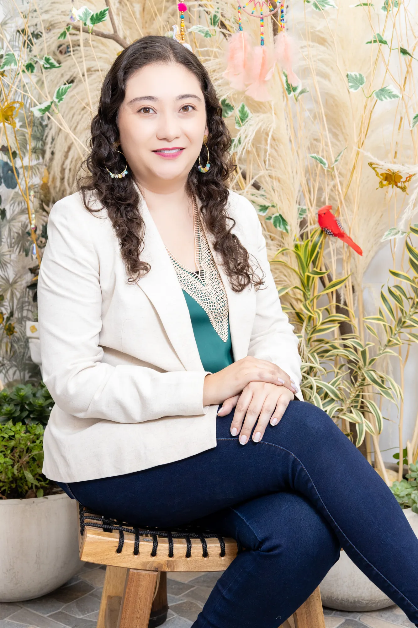 Retrato de mujer con blazer blanco en un set decorado