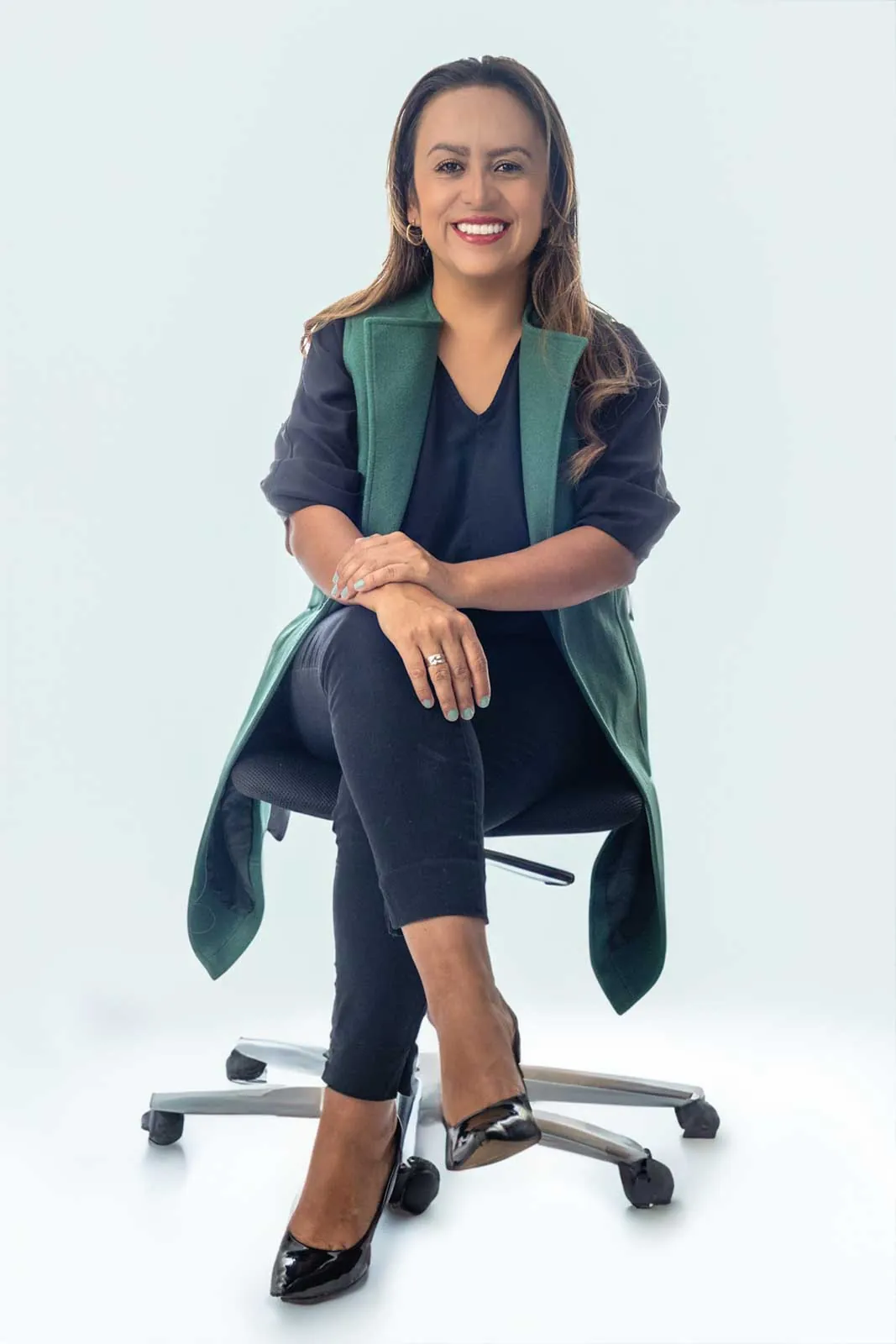 Retrato de mujer profesional sentada en silla de oficina