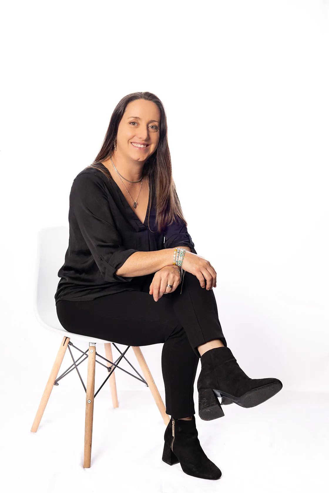 Retrato de profesional sentada en silla, fondo blanco
