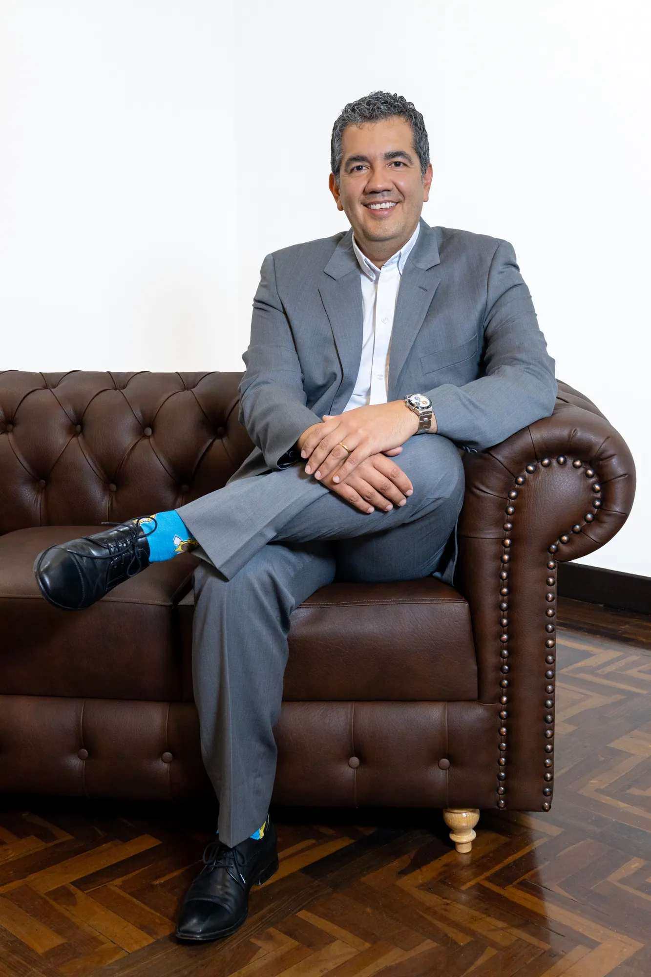 Retrato ejecutivo sentado en sofá de cuero