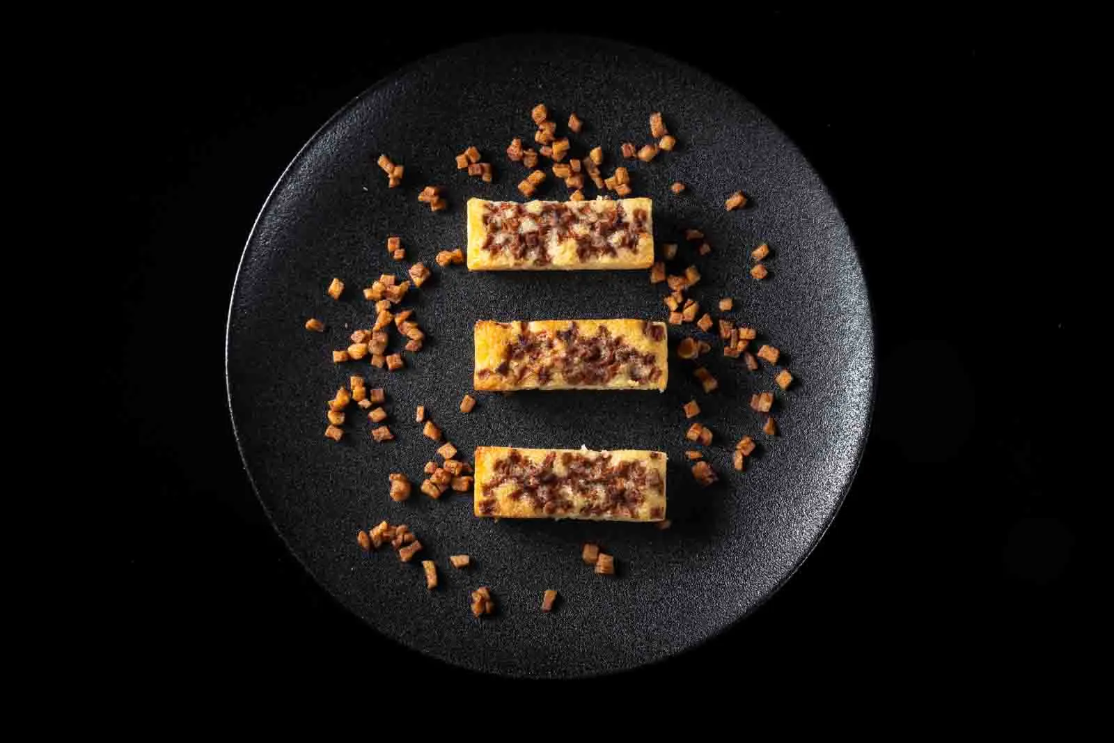 Barras de cereal sobre plato negro