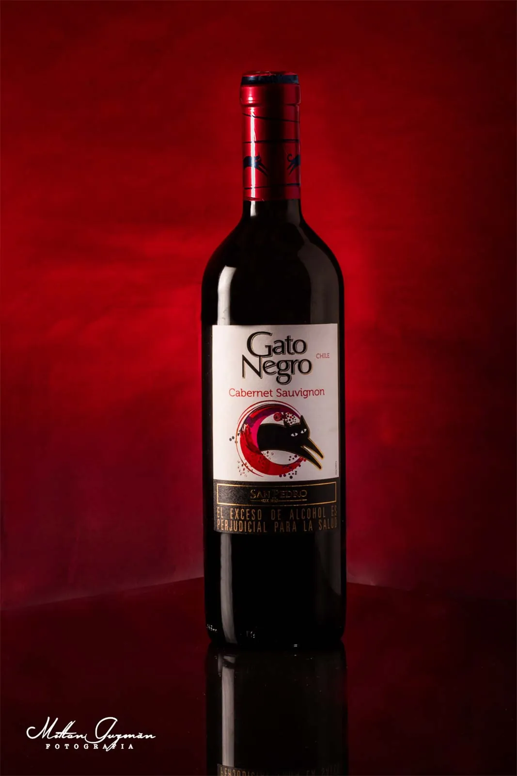 Botella de vino tinto con fondo rojo