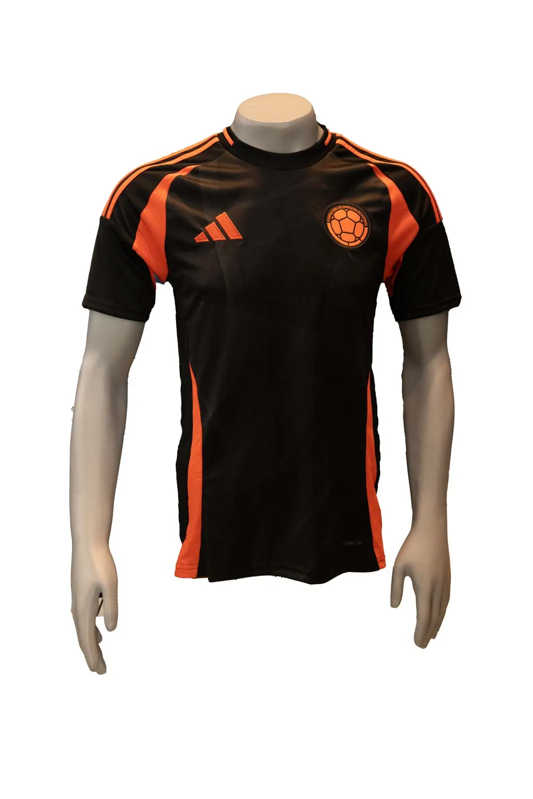 Camiseta deportiva en maniquí sobre fondo blanco