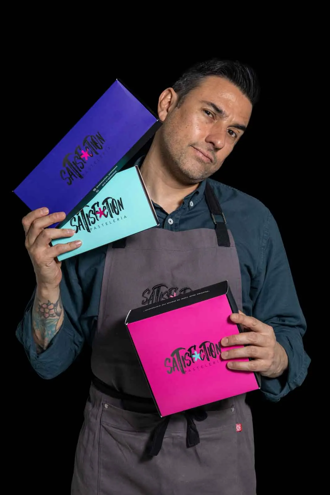 Emprendedor con cajas de su marca sobre fondo negro
