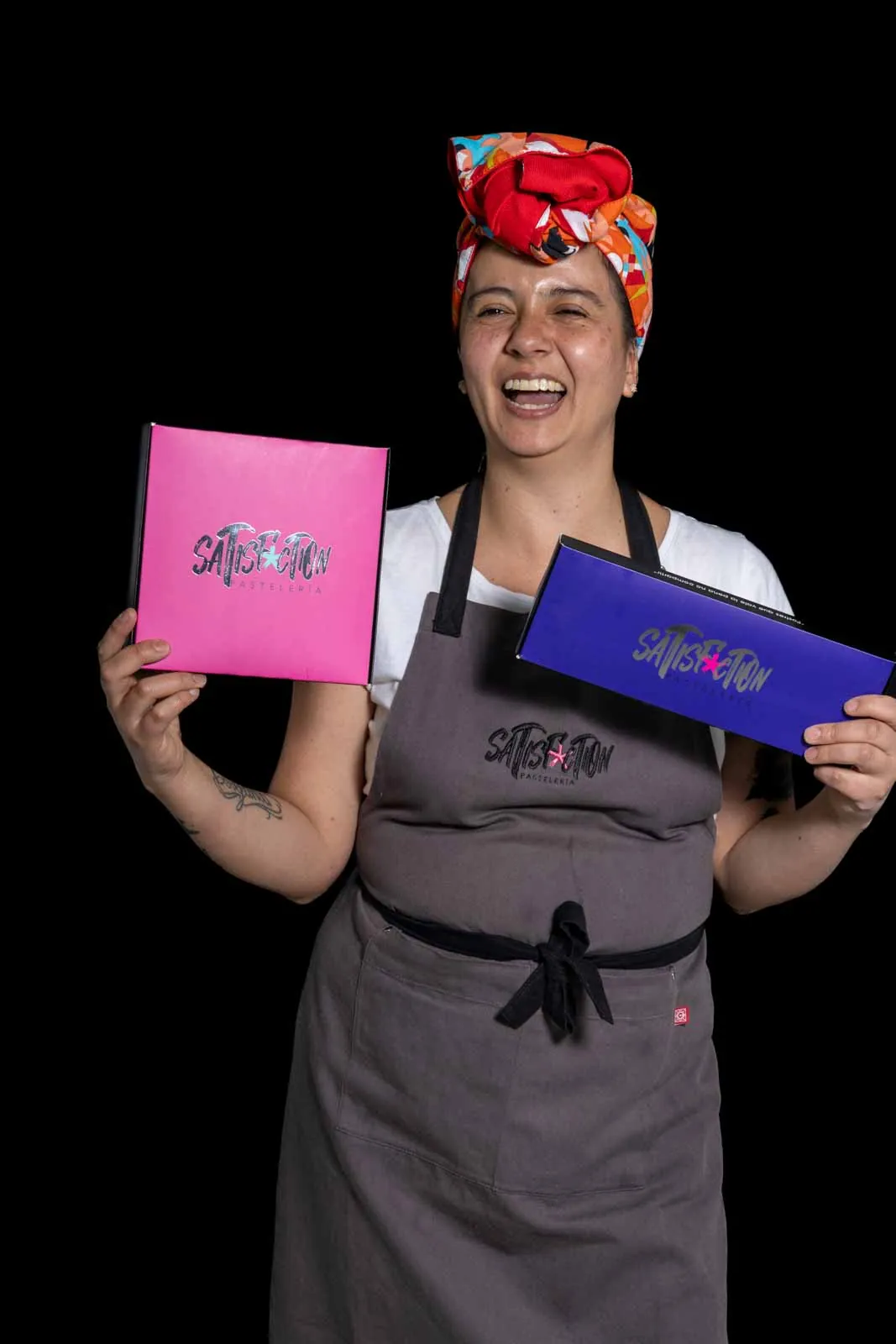 Emprendedora con cajas de su marca en la mano