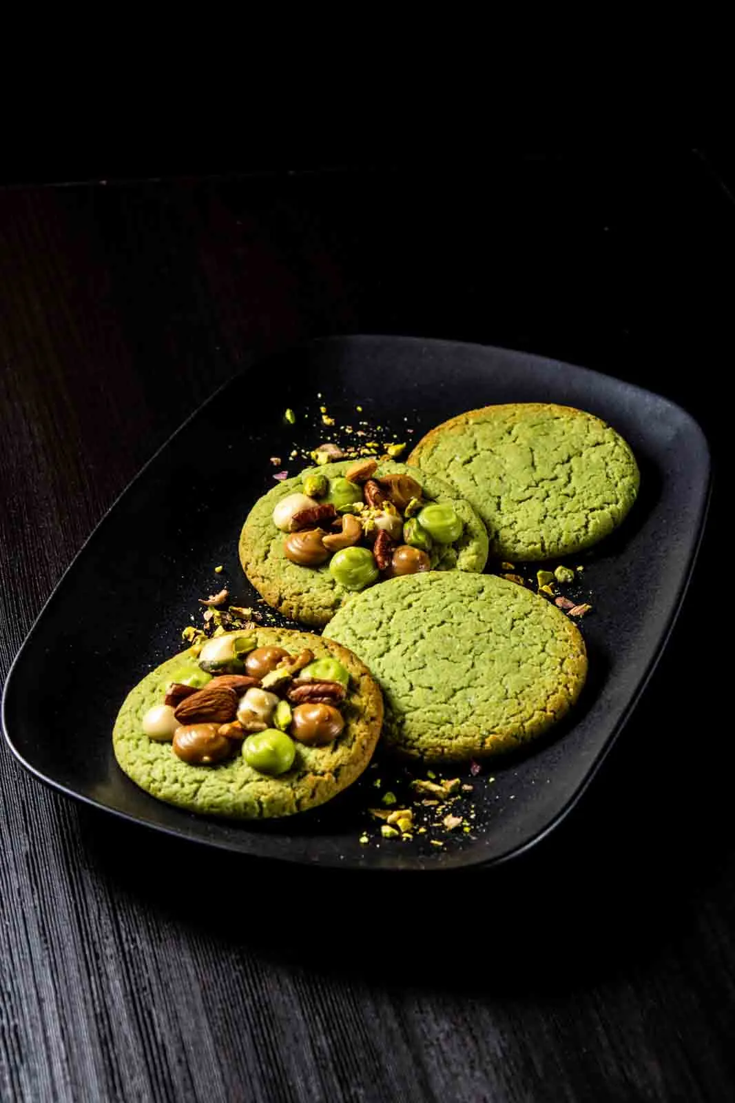 Galletas artesanales con frutos secos sobre bandeja negra