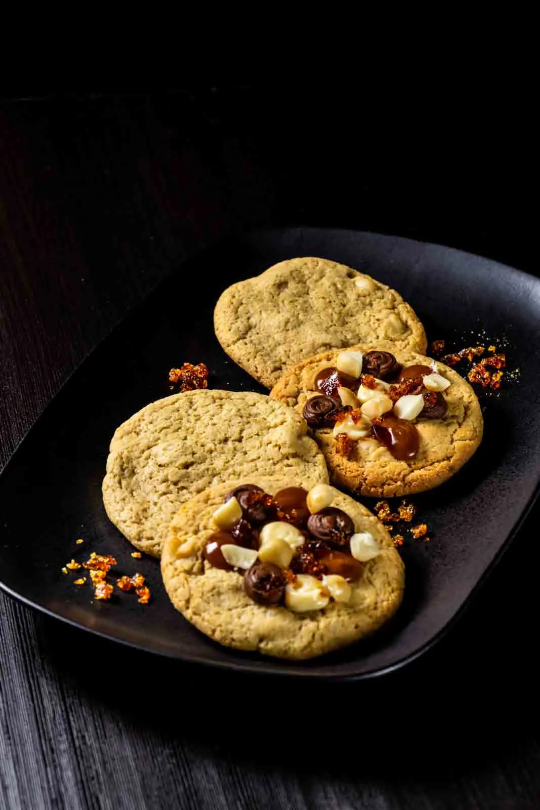 Galletas con frutos secos sobre bandeja negra