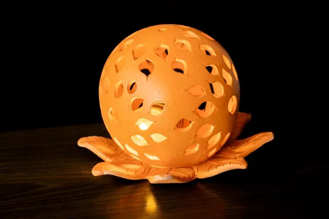 Lámpara de cerámica naranja encendida