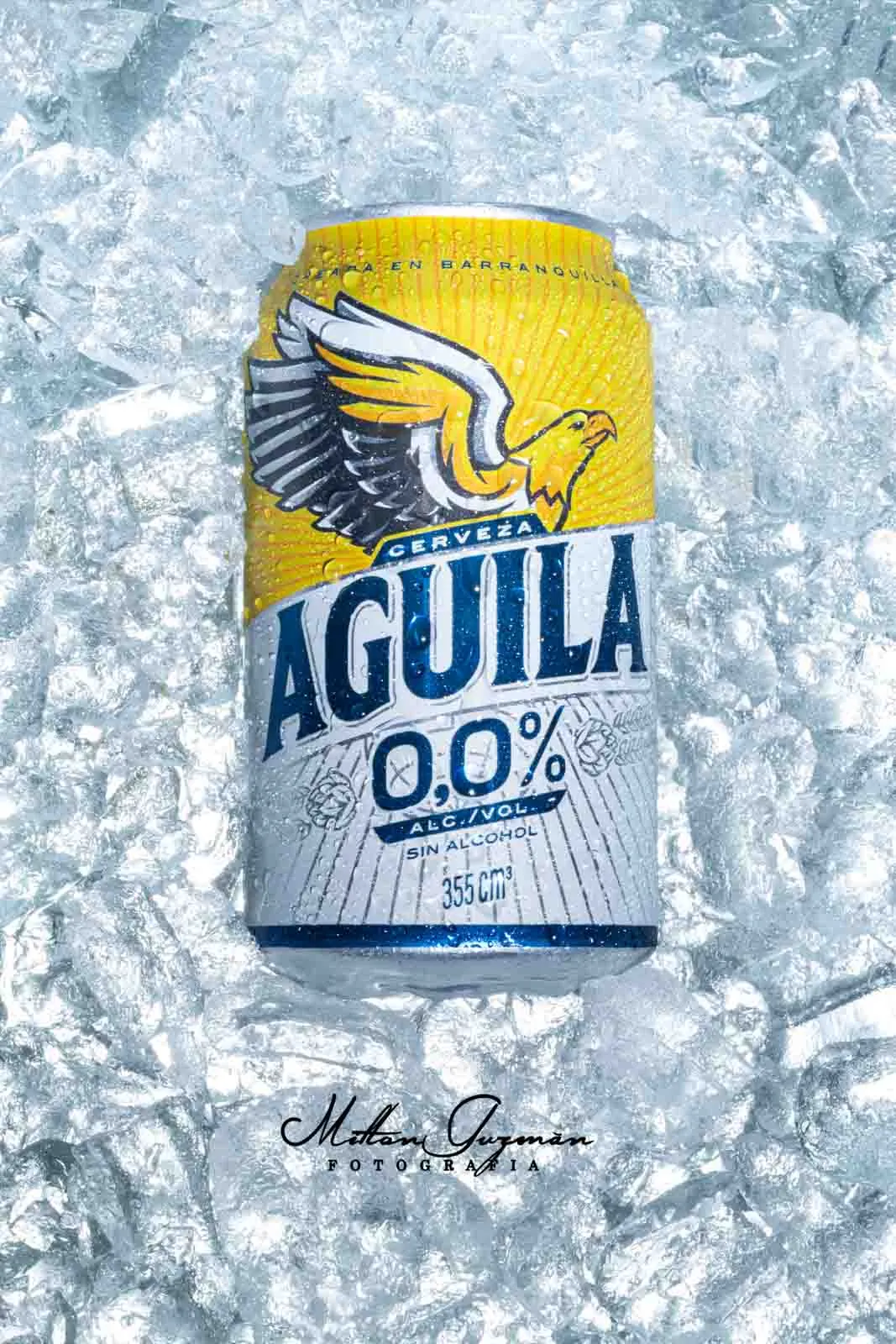 Lata de cerveza sin alcohol sobre hielo