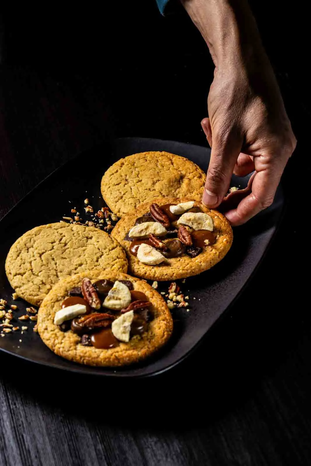 Mano tomando una galleta con nueces