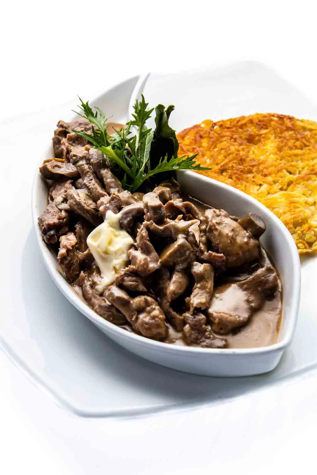 Plato de comida en fondo blanco