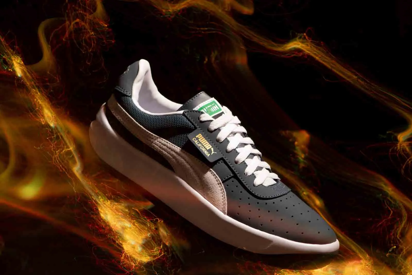 Zapatilla deportiva con fondo de luces doradas