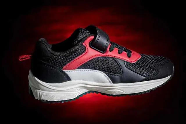 Zapatilla deportiva roja sobre fondo rojo