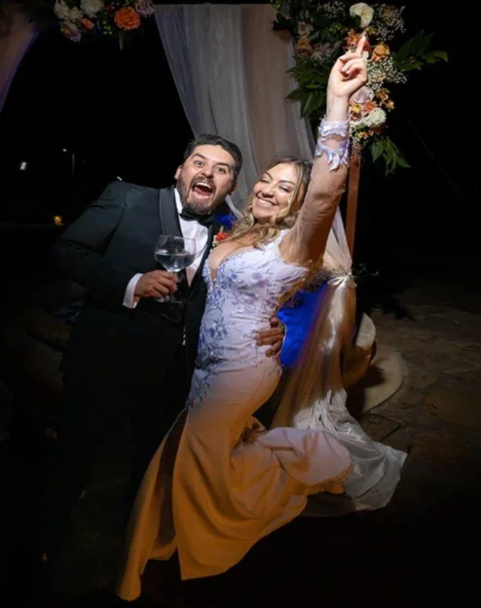 Novios en una recepción nocturna