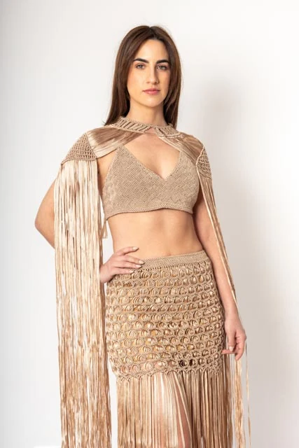 Modelo con conjunto tejido en macramé color arena, fotografía de moda