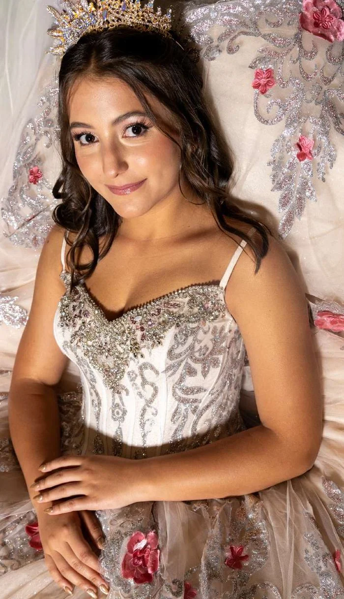 Quinceañera con vestido, sesión prequince