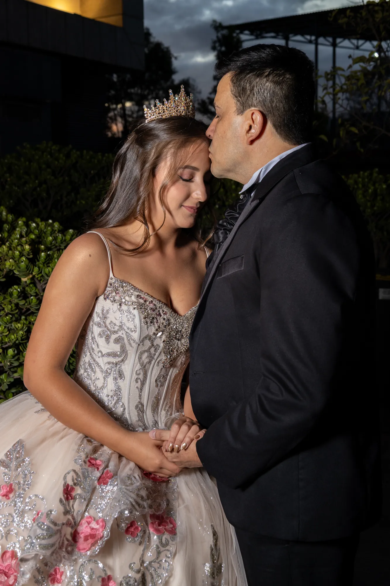 Quinceañera abrazada por su padre